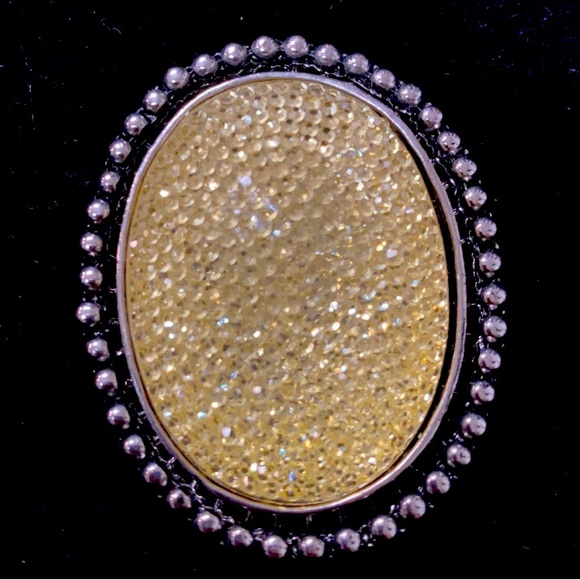 Vintage Acrylic Yellow/silver pendant necklace with matching pierced earrings - Picture 6 of 12